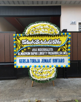 Papan Bunga Duka di Teluk Waru
