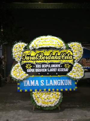 Papan Bunga Duka di Teluk Waru