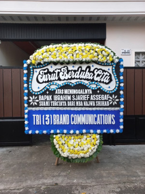Papan Bunga Duka di Teluk Waru